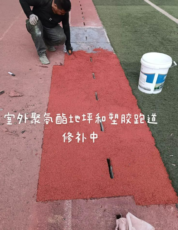 布尔津球场地面翻新维修，核心是先诊断破损